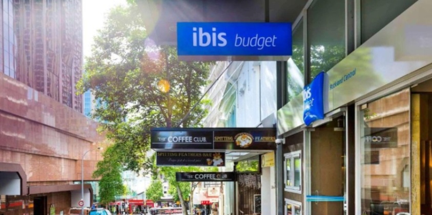 Front door of Ibis Hotel Auckland City