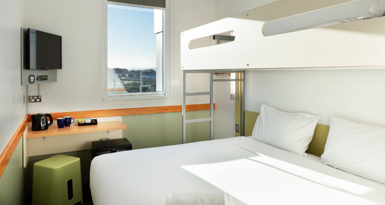 Interior king room with bunk bed at the ibis Budget Auckland Airport hotel.
