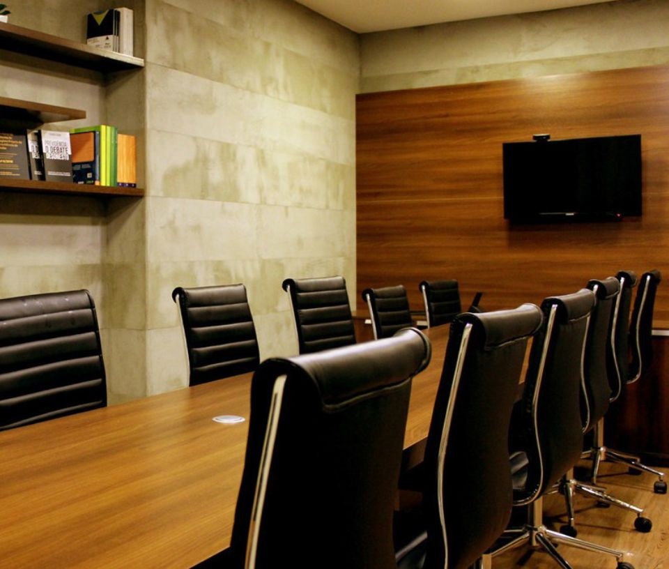 Te Puna Hub - Creative Hub Boardroom: A stylish boardroom with natural light and full audiovisual setup.