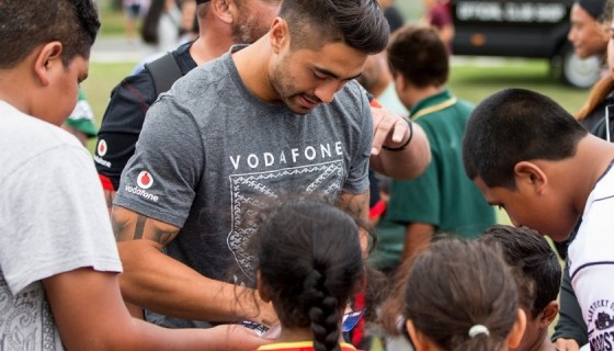 Auckland nines signing autographs